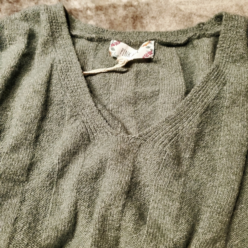 ♡♡♡♡♡ NWT Pink Rose knit sweater. - Picture 8 of 11